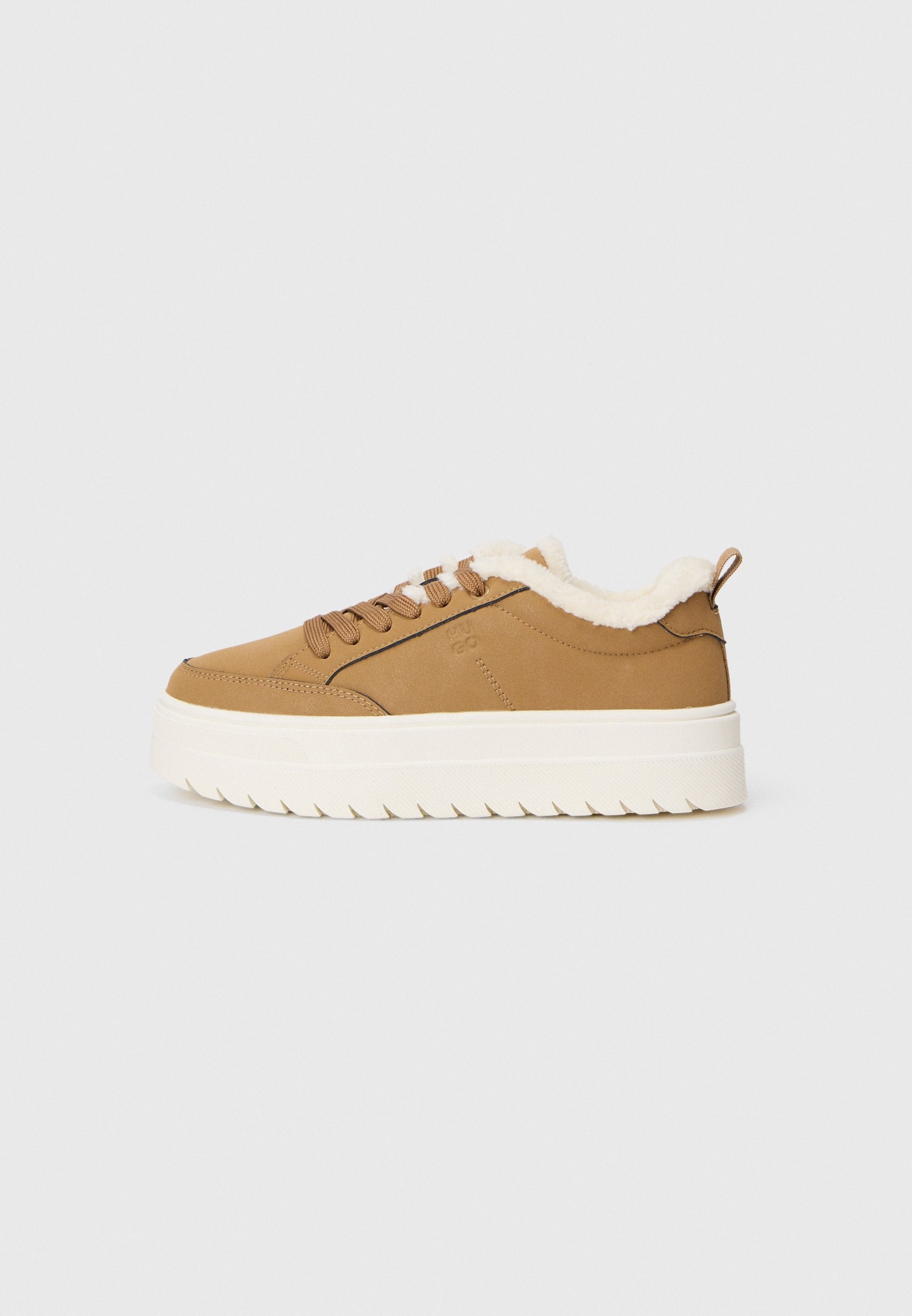 Braune Leder-Sneaker mit flauschigem weißen Futter, abgerundeter Spitze und dicker, weißer Profilsohle. Mit braunen Schnürsenkeln und einer kleinen Lasche hinten.