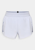 Helle graue Sportshorts mit einem atmungsaktiven Netzbund, seitlichen Taschen und einem Logo-Detail in Dunkelblau. Glatte Textur, kurzer Schnitt.