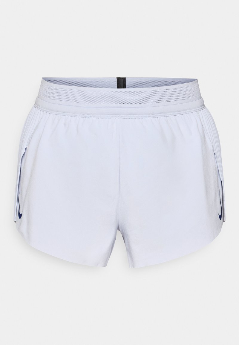Helle graue Sportshorts mit einem atmungsaktiven Netzbund, seitlichen Taschen und einem Logo-Detail in Dunkelblau. Glatte Textur, kurzer Schnitt.