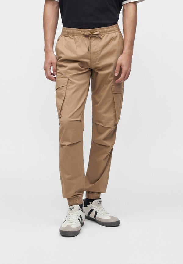 Jack & Jones JPSTKANE NOAH CUFFED CARGO - Cargo trousers - elmwood