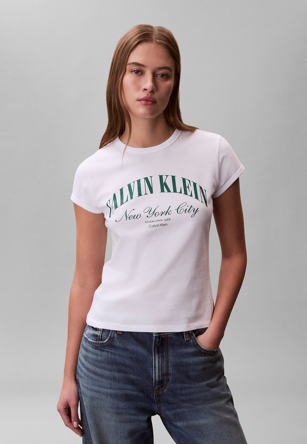 Calvin Klein Jeans SS GRAPHIC LOGO BABY TEE - Print T-shirt - bright white