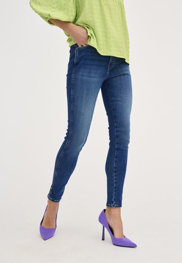 My Essential Wardrobe CELINAMW 148 HIGH SLIT Y