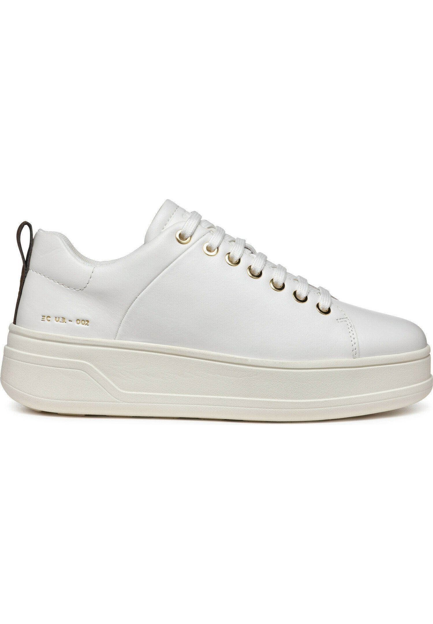 Weiße Sneaker mit einer oberen aus glattem Leder, runder Zehenpartie, goldenen Ösen und einer klobigen weißen Sohle. Besitzt ein kleines braunes Fersen-Tag.