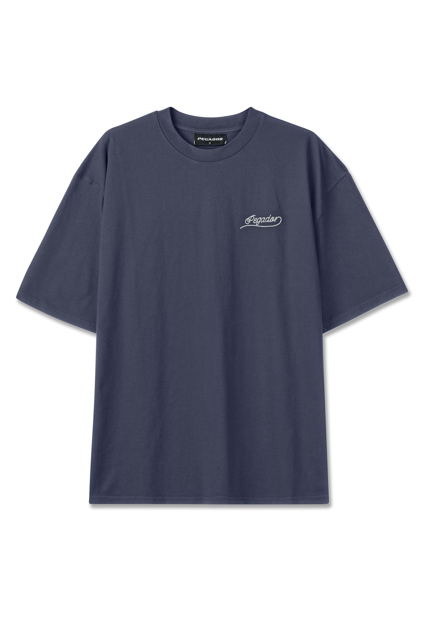 Marineblaues T-Shirt mit kurzen Ärmeln, Rundhalsausschnitt und kleinem weißen "Pegador"-Logo auf der linken Brust.
