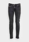 Schwarze Slim-Fit-Jeans aus Denim-Gewebe. Verfügt über fünf Taschen, einen Reißverschluss und ein kleines rotes Logoetikett an der Vorderseite.