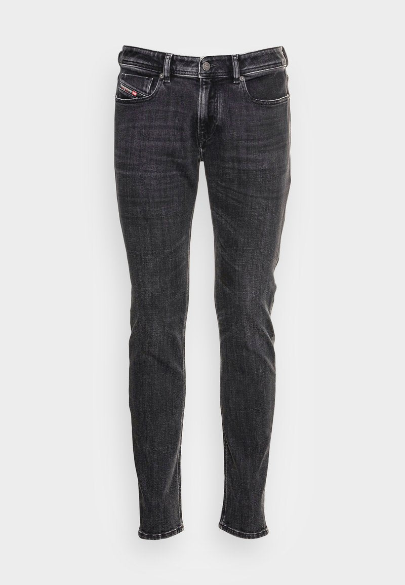 Schwarze Slim-Fit-Jeans aus Denim-Gewebe. Verfügt über fünf Taschen, einen Reißverschluss und ein kleines rotes Logoetikett an der Vorderseite.
