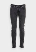 Schwarze Slim-Fit-Jeans aus Denim-Gewebe. Verfügt über fünf Taschen, einen Reißverschluss und ein kleines rotes Logoetikett an der Vorderseite.