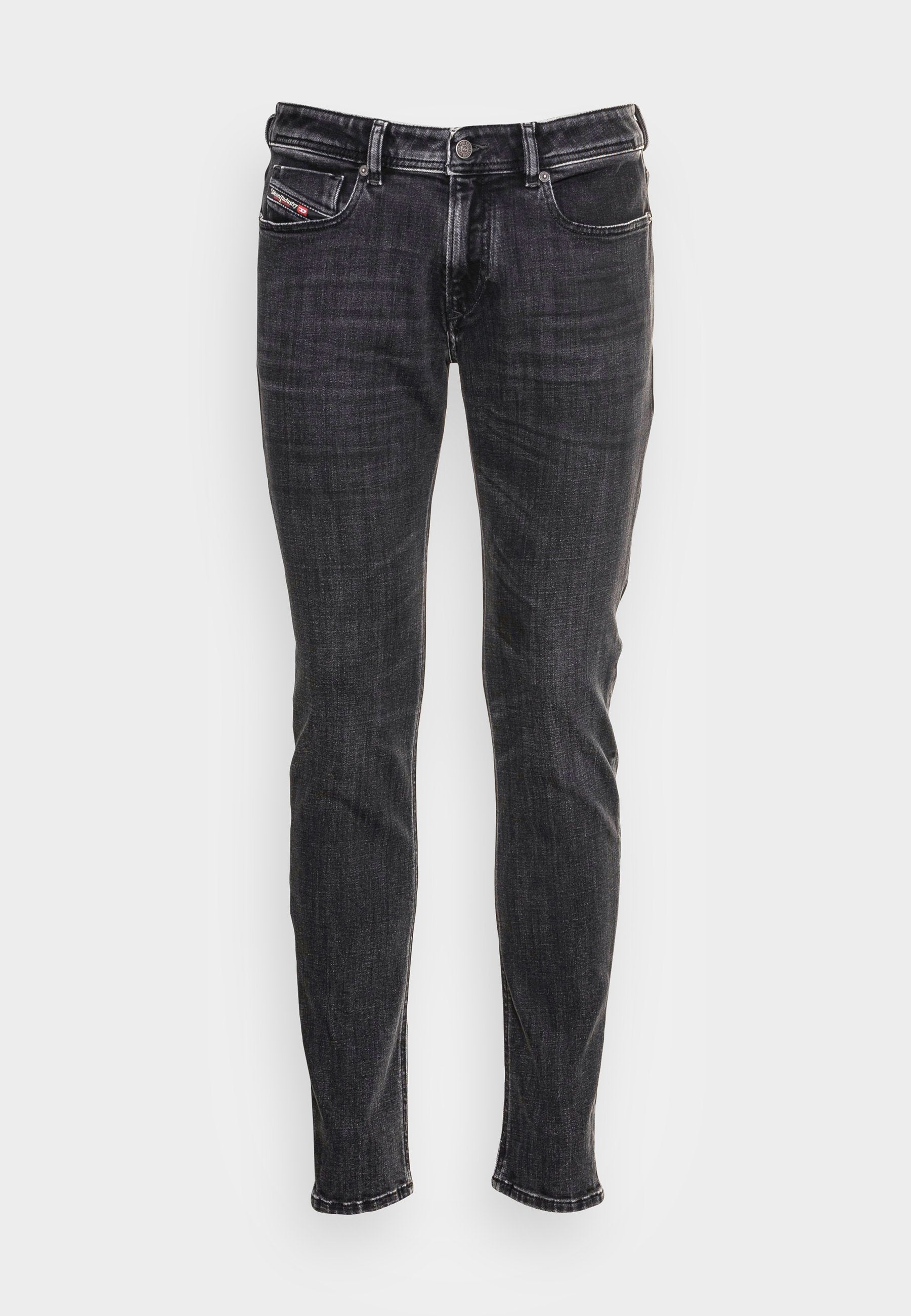 Schwarze Slim-Fit-Jeans aus Denim-Gewebe. Verfügt über fünf Taschen, einen Reißverschluss und ein kleines rotes Logoetikett an der Vorderseite.