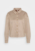 Beige Hemd mit Knopfleiste aus weichem, wildlederähnlichem Material. Verfügt über einen Kragen, lange Ärmel und Holzknöpfe auf der Vorderseite.