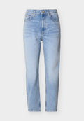 Hellblaue Jeans mit hoher Taille und geradem Beinverlauf, Vorderknopf und Reißverschluss sowie Fünf-Taschen-Stil auf weißem Hintergrund.
