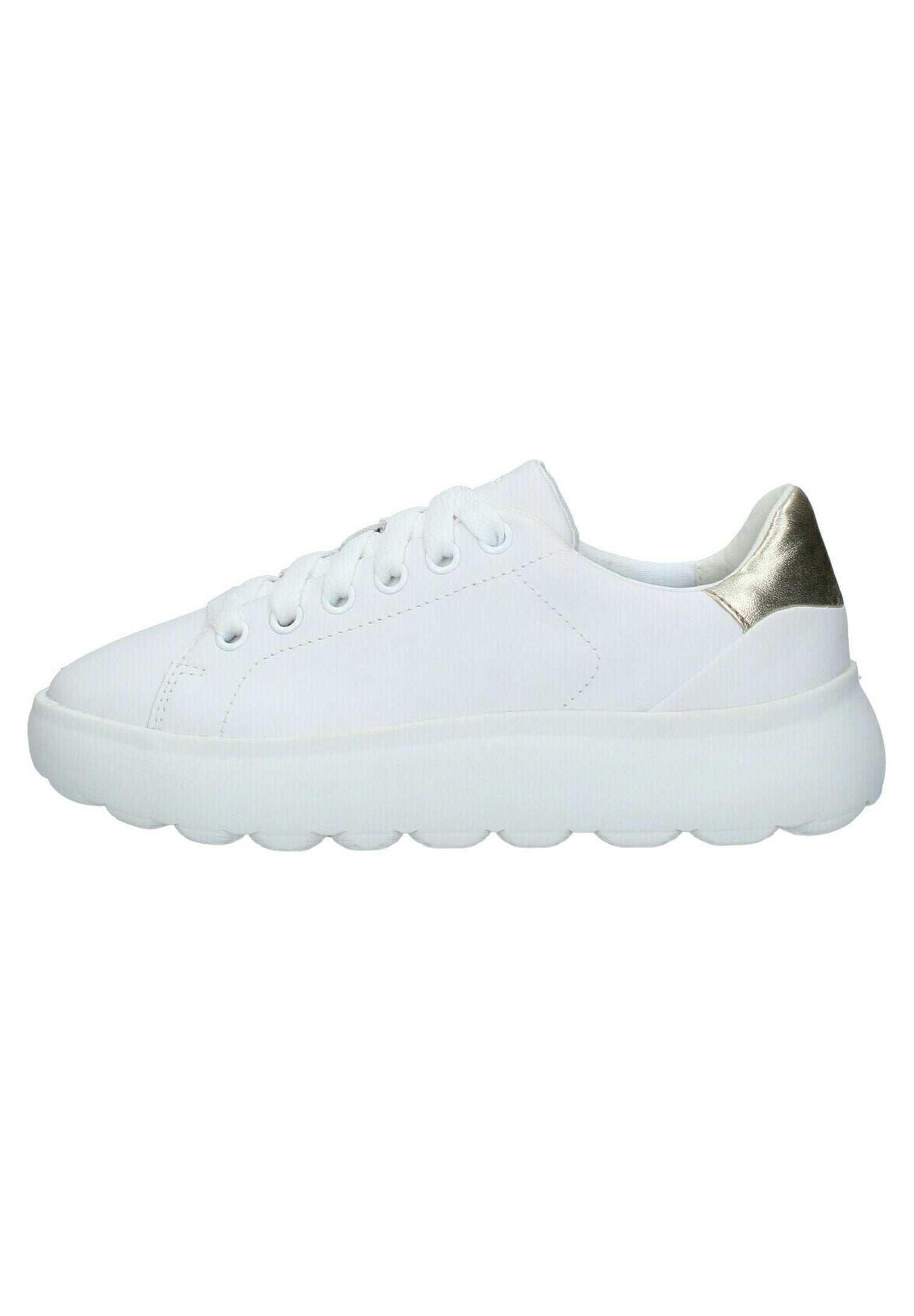 Weiße Sneaker mit einem glatten Textil-Obermaterial und runder Gummisohle. Metallic-goldene Akzente an der Ferse, versehen mit sechs Ösen für die Schnürsenkel.