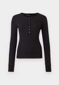 Schwarzes, geripptes Langarm-Henley-Shirt mit rundem Ausschnitt und sechs vorderen Knöpfen, Slim Fit, auf einem weißen Hintergrund präsentiert.