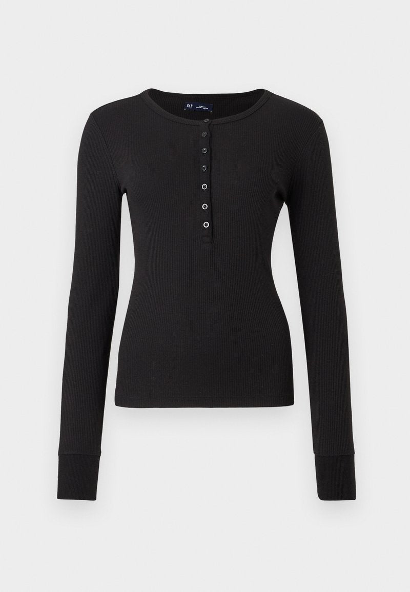 Schwarzes, geripptes Langarm-Henley-Shirt mit rundem Ausschnitt und sechs vorderen Knöpfen, Slim Fit, auf einem weißen Hintergrund präsentiert.