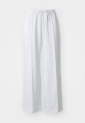 Weiße, weite Hosen mit einem Kordelzugbund. Hergestellt aus leichtem Stoff, mit einer glatten Textur und minimalistischem Design.
