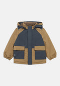 Isolierte Jacke mit einem dunkelblauen Körper, tanfarbenen Ärmeln und Taschen, elastischen Bündchen, einer Kapuze und einem Frontreißverschluss. Strukturiertes Material.