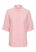 Rosa und weiße gestreifte kurzärmlige Button-Down-Hemd mit Kragen und hochgerollten Ärmeln, aus leichtem Stoff gefertigt.