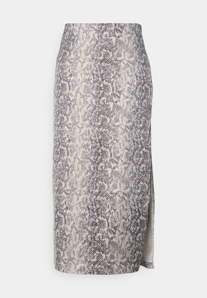 Gemusterter Bleistiftrock mit Schlangenhautdruck in gedeckten Tönen, mit einem seitlichen Schlitz für zusätzliche Details. Hergestellt aus einem glatten Stoff.