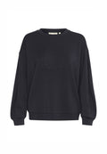 Dunkelblaues Sweatshirt aus weichem Stoff, mit rundem Ausschnitt, überschnittenen Schultern und einem geprägten Logodesign auf der Vorderseite.
