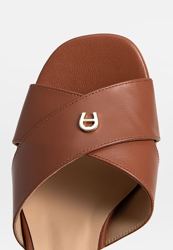 AIGNER COURTNEY