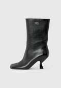 Schwarzer Leder-Stiefelette mit glänzendem Finish, quadratischer Spitze und einzigartigem geschwungenem Absatzdesign. Verfügt über ein kleines metallisches Logo-Detail.