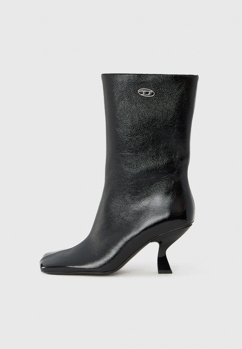Schwarzer Leder-Stiefelette mit glänzendem Finish, quadratischer Spitze und einzigartigem geschwungenem Absatzdesign. Verfügt über ein kleines metallisches Logo-Detail.