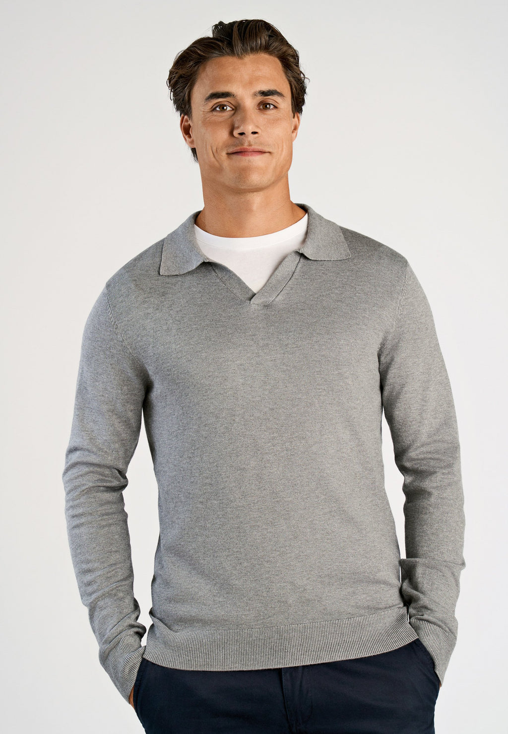 V-NECK Media 3