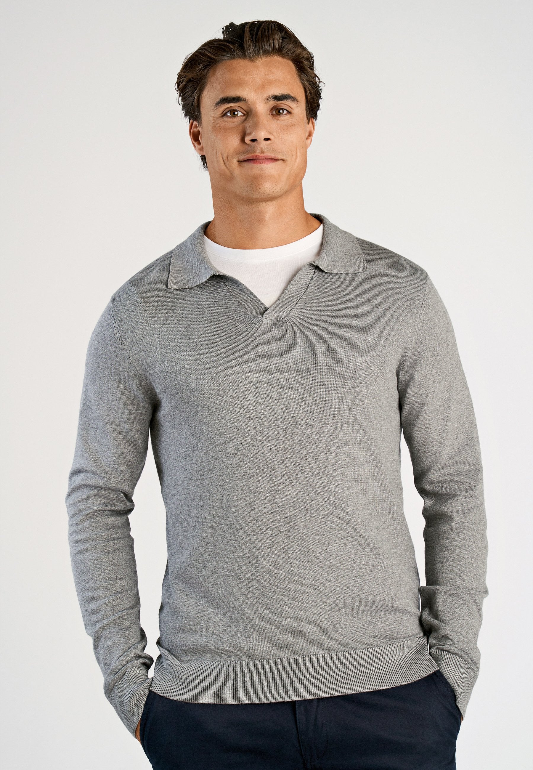 V-NECK Media 3