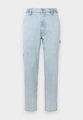 Hellblaue Jeanshose mit hoher Taille, geradem Bein Design und seitlichen Taschenakzenten. Mit sichtbaren Nähten und einem klassischen Knopfverschluss.