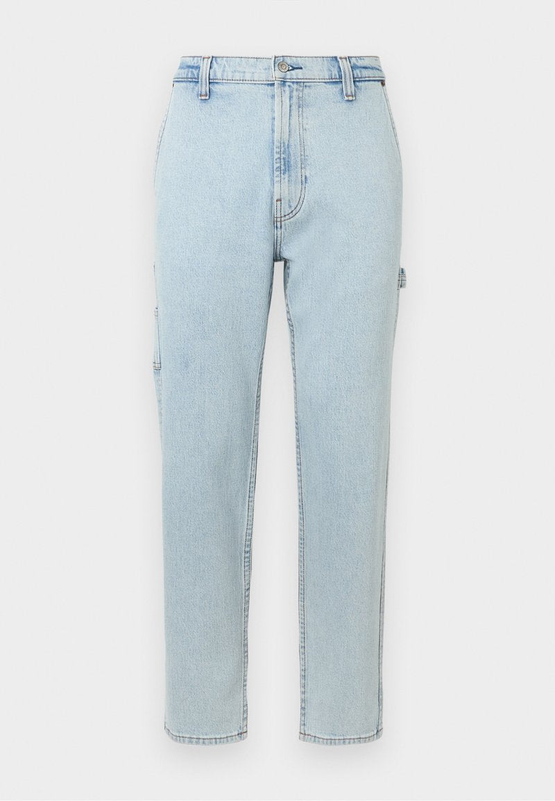 Hellblaue Jeanshose mit hoher Taille, geradem Bein Design und seitlichen Taschenakzenten. Mit sichtbaren Nähten und einem klassischen Knopfverschluss.