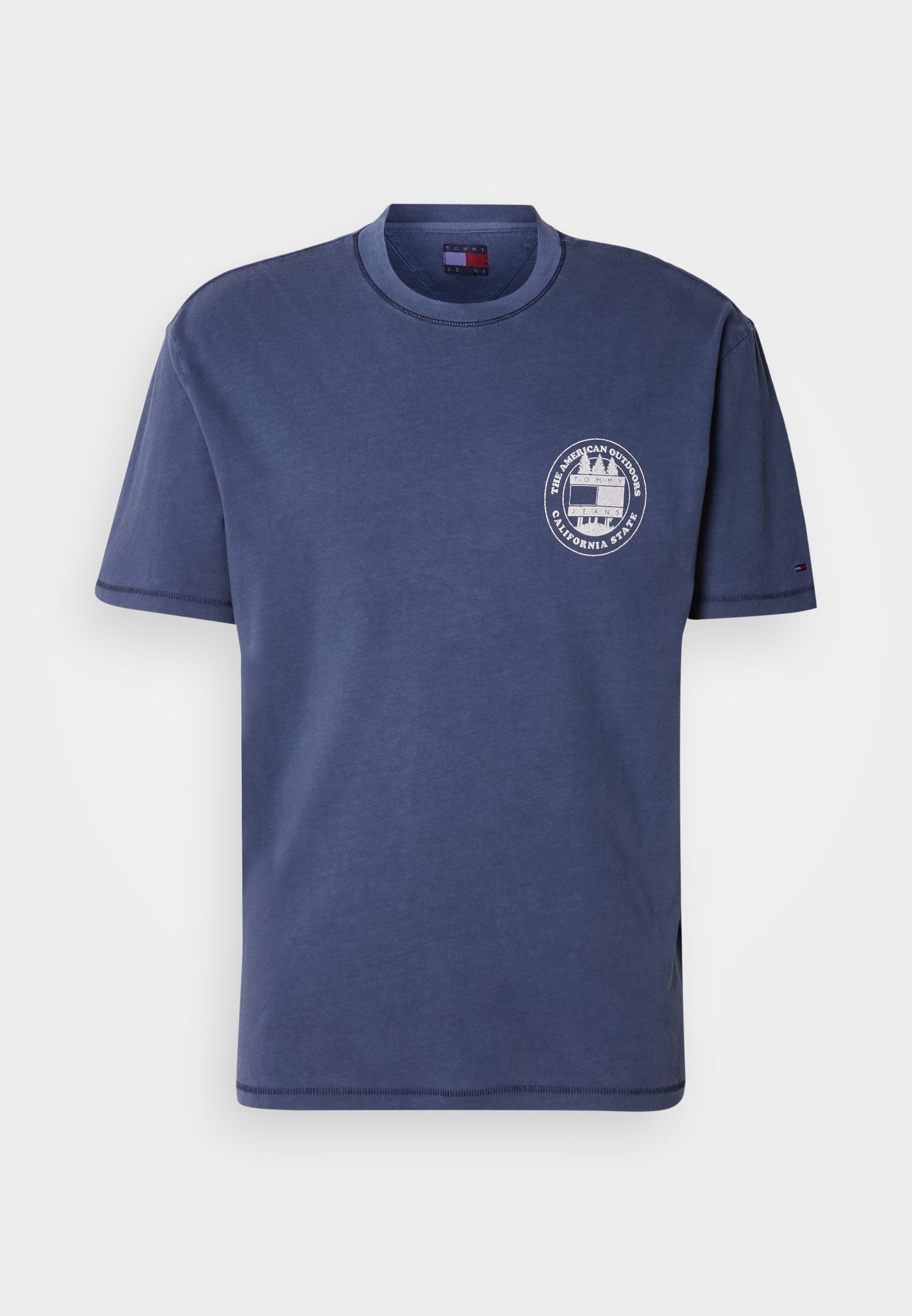 Dunkelblaues Baumwoll-T-Shirt mit kurzen Ärmeln, rundem Halsausschnitt und aufgedrucktem Logo vorne. Ausgestattet mit genähten Säumen und seitlichen Schlitzen für mehr Tragekomfort.