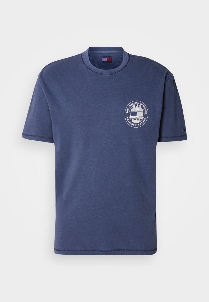 Dunkelblaues Baumwoll-T-Shirt mit kurzen Ärmeln, rundem Halsausschnitt und aufgedrucktem Logo vorne. Ausgestattet mit genähten Säumen und seitlichen Schlitzen für mehr Tragekomfort.