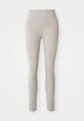 Beige High-Waist-Leggings aus dehnbarem Material, mit einer figurbetonten Passform und glatter Textur, versehen mit einem kleinen Logo am Bund.
