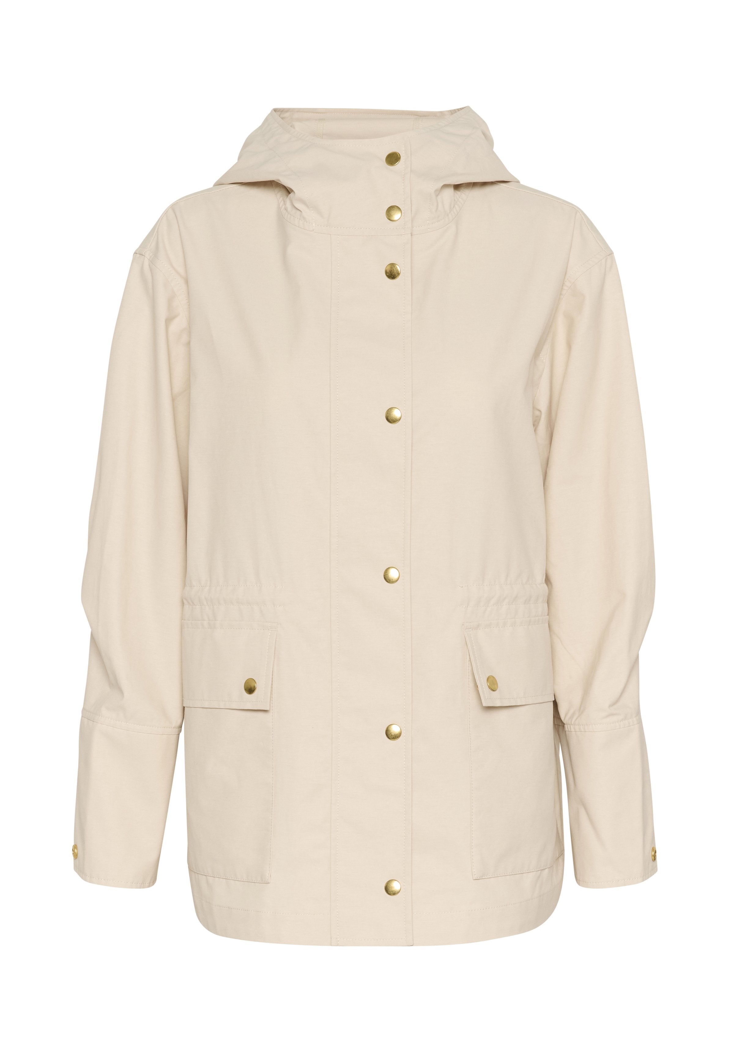 Beige Regenjacke mit Kapuze, aus einem glatten Stoff gefertigt. Sie verfügt über goldene Druckknöpfe, zwei Fronttaschen und elastische Bündchen.