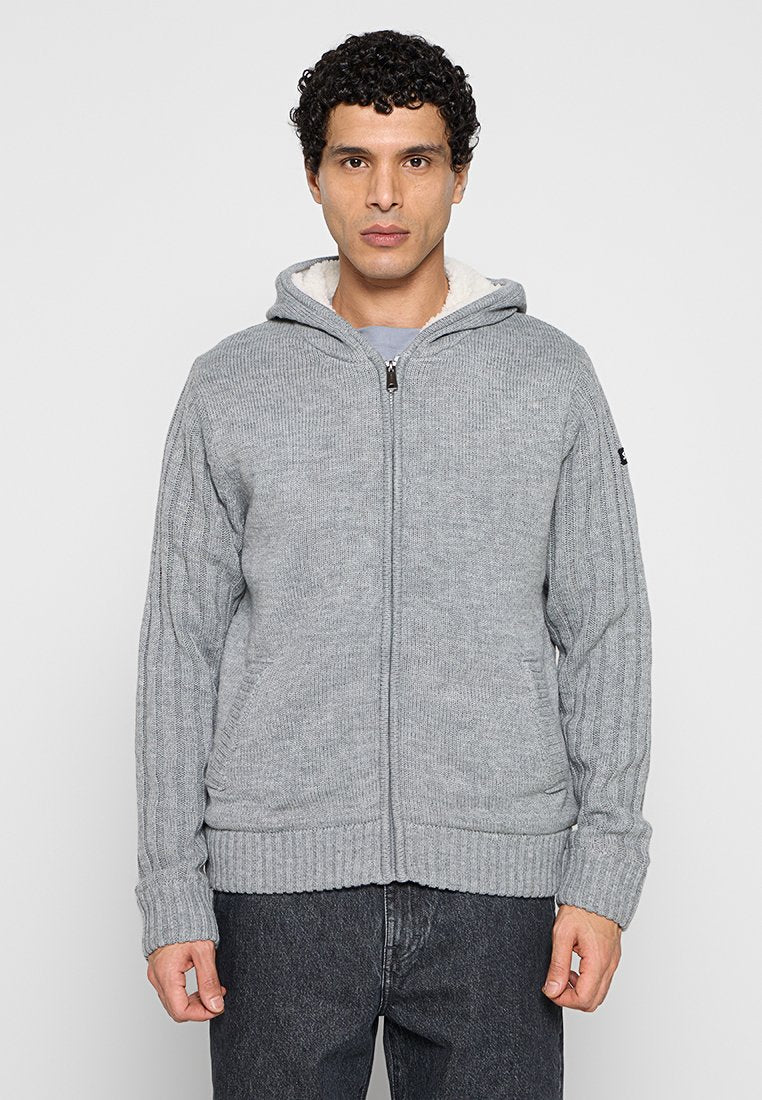 Grauer, gestrickter Kapuzenpullover mit Reißverschluss, weichem Innenfutter, gerippter Struktur und Kapuze. Verfügt über Seitentaschen und einen taillierten Bund für Wärme.