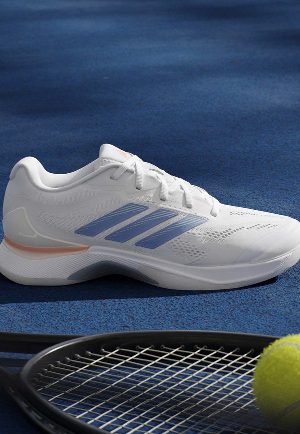 adidas Performance AVACOURT 3