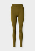 Olivgrüne Nike Pro Leggings mit hohem Bund, glatter Textur und gerippten Akzenten an den Oberschenkeln. Dezentes Nike-Logo am Unterschenkel.