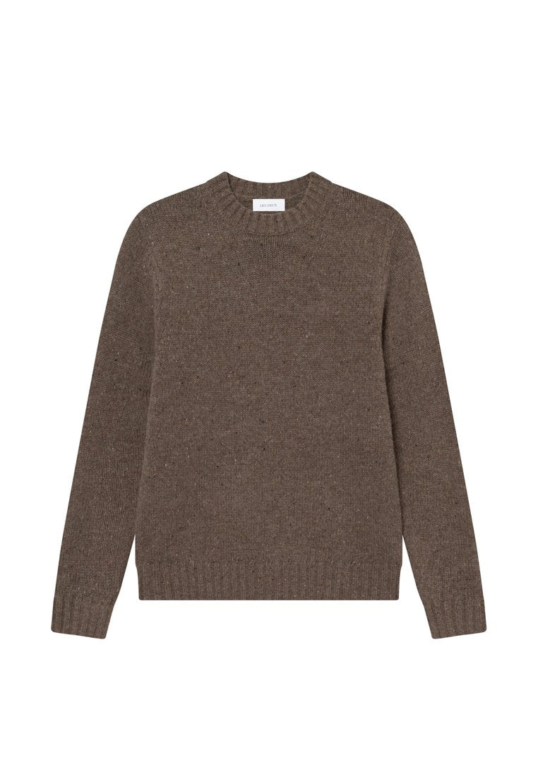 Brauner Strickpullover mit Rundhalsausschnitt, langen Ärmeln, geripptem Saum und subtiler Textur, der durchzogen ist von Flecken in etwas hellerer Farbe.