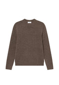 Brauner Strickpullover mit Rundhalsausschnitt, langen Ärmeln, geripptem Saum und subtiler Textur, der durchzogen ist von Flecken in etwas hellerer Farbe.