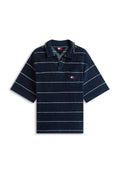 Marineblaues Polohemd mit kurzen Ärmeln, weißen horizontalen Streifen und einer Brusttasche mit kleinem Tommy Hilfiger Logo in Rot, Weiß und Blau.