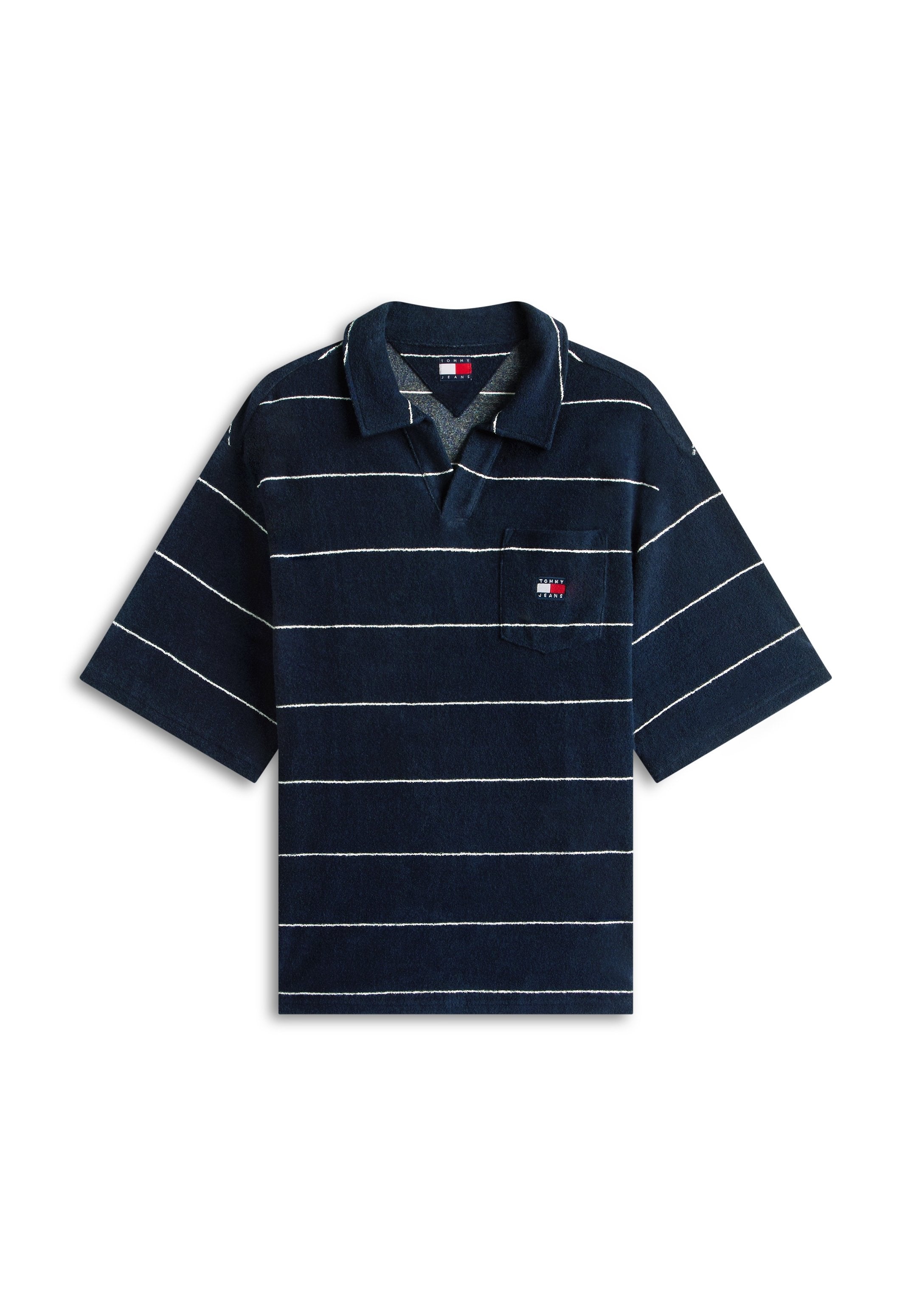 Marineblaues Polohemd mit kurzen Ärmeln, weißen horizontalen Streifen und einer Brusttasche mit kleinem Tommy Hilfiger Logo in Rot, Weiß und Blau.