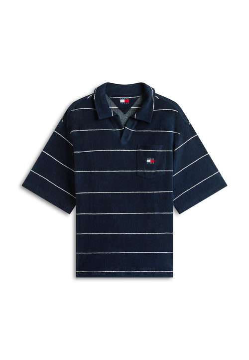 Marineblaues Polohemd mit kurzen Ärmeln, weißen horizontalen Streifen und einer Brusttasche mit kleinem Tommy Hilfiger Logo in Rot, Weiß und Blau.