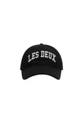 Schwarze Baseballmütze mit weißem gesticktem Text "LES DEUX" auf der Vorderseite. Klassischer, geschwungener Schirm und verstellbarer Hinterriemen.