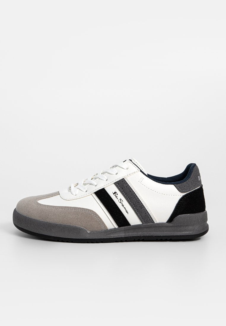 Weißer Sneaker mit grauen und schwarzen Wildlederakzenten, ausgestattet mit zwei schwarzen Streifen, Schnürdesign und einer strukturierten grauen Gummisohle.