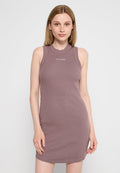 Mauve-ribbed Tankkleid mit hohem Ausschnitt, das eine taillierte Silhouette bietet und das "DAILY PAPER"-Logo in Weiß auf der Brust trägt.