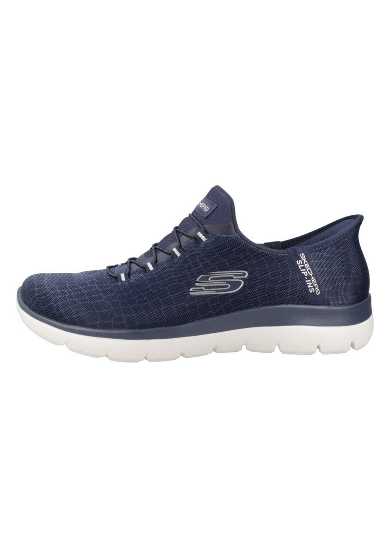 Dunkelblaue Mesh-Sneaker mit strukturiertem Muster, elastischen Schnürsenkeln, weißer Dämpfungssohle und Skechers-Branding an der Seite und Ferse.