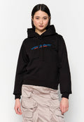 Schwarze, kurz geschnittene Kapuzenjacke mit kangaroo-Tasche und Kordelzugkapuze. Mit blauem und rotem Textlogo auf der Brust. Glatte Stofftextur.