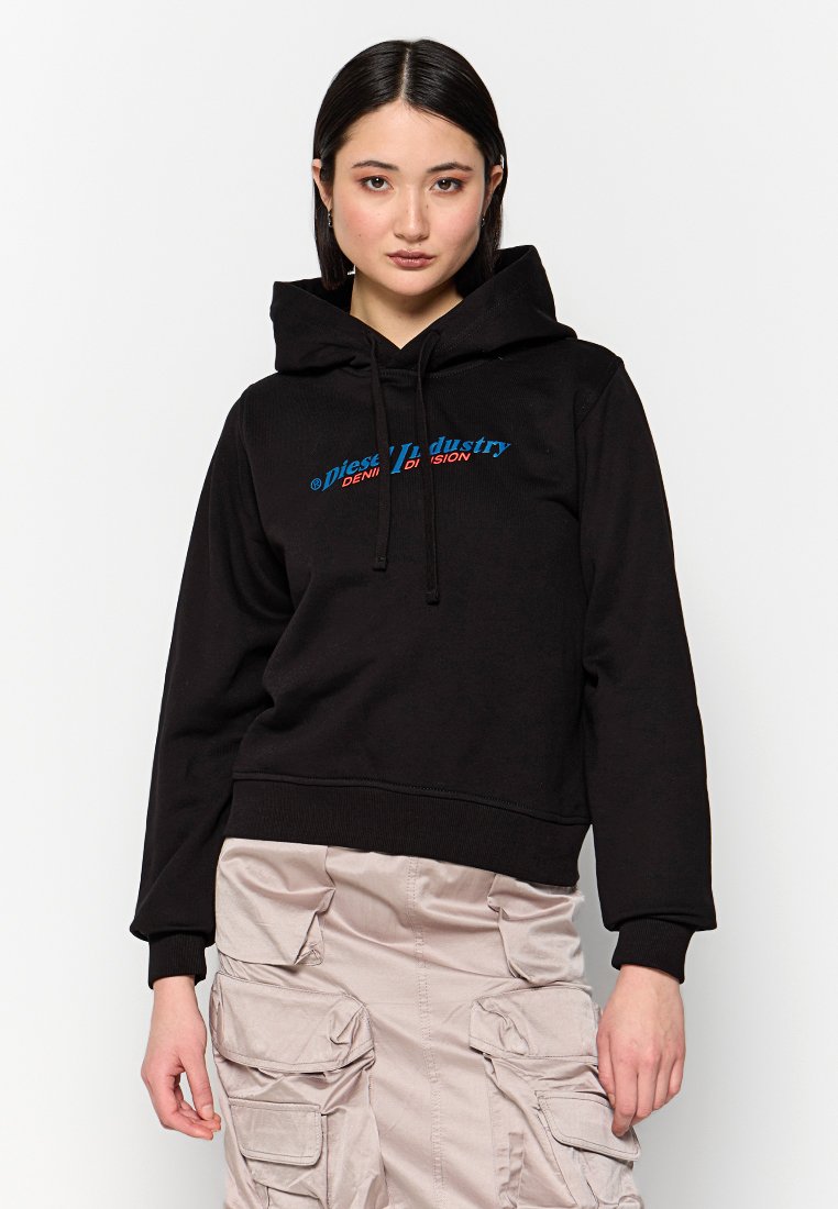 Schwarze, kurz geschnittene Kapuzenjacke mit kangaroo-Tasche und Kordelzugkapuze. Mit blauem und rotem Textlogo auf der Brust. Glatte Stofftextur.