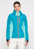 Türkisfarbene und hellblaue isolierte Jacke mit orangefarbenem Reißverschluss und Akzenten, verstellbarer Kapuze und seitlichen Reißverschlusstaschen; wasserabweisender Stoff.