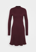 Burgunderfarbendes, geripptes Strickkleid mit langen Ärmeln, hohem Kragen und ausgestellt geschnittenem Saum. Glatte Textur, figurbetonte Silhouette.