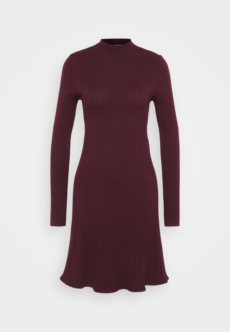 Burgunderfarbendes, geripptes Strickkleid mit langen Ärmeln, hohem Kragen und ausgestellt geschnittenem Saum. Glatte Textur, figurbetonte Silhouette.